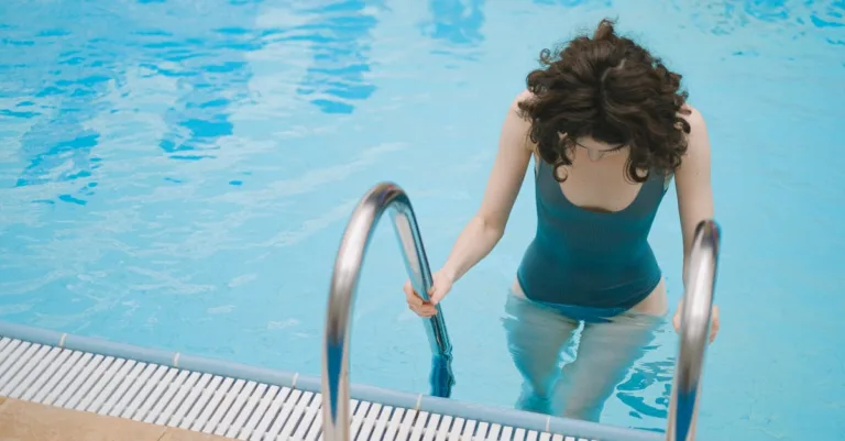 découvrez notre échelle pour piscine hors-sol, conçue pour une montée et une descente faciles et sécurisées. parfaite pour toutes les piscines hors-sol.