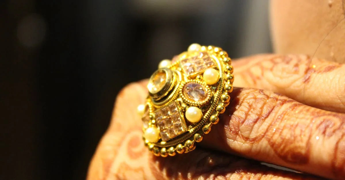 découvrez notre collection de bijoux élégants et raffinés, alliant savoir-faire traditionnel et design moderne pour sublimer votre style au quotidien.