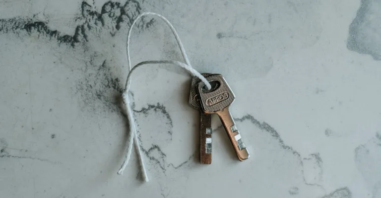 découvrez tout ce que vous devez savoir sur la clé de vieille maison dans tarkov : emplacement, utilités et astuces pour maximiser son potentiel dans le jeu.