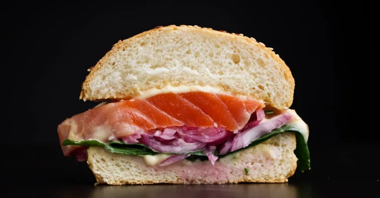 apprenez les proportions idéales pour le salage et le fumage du saumon afin d'obtenir une saveur parfaite et une texture délicieuse.