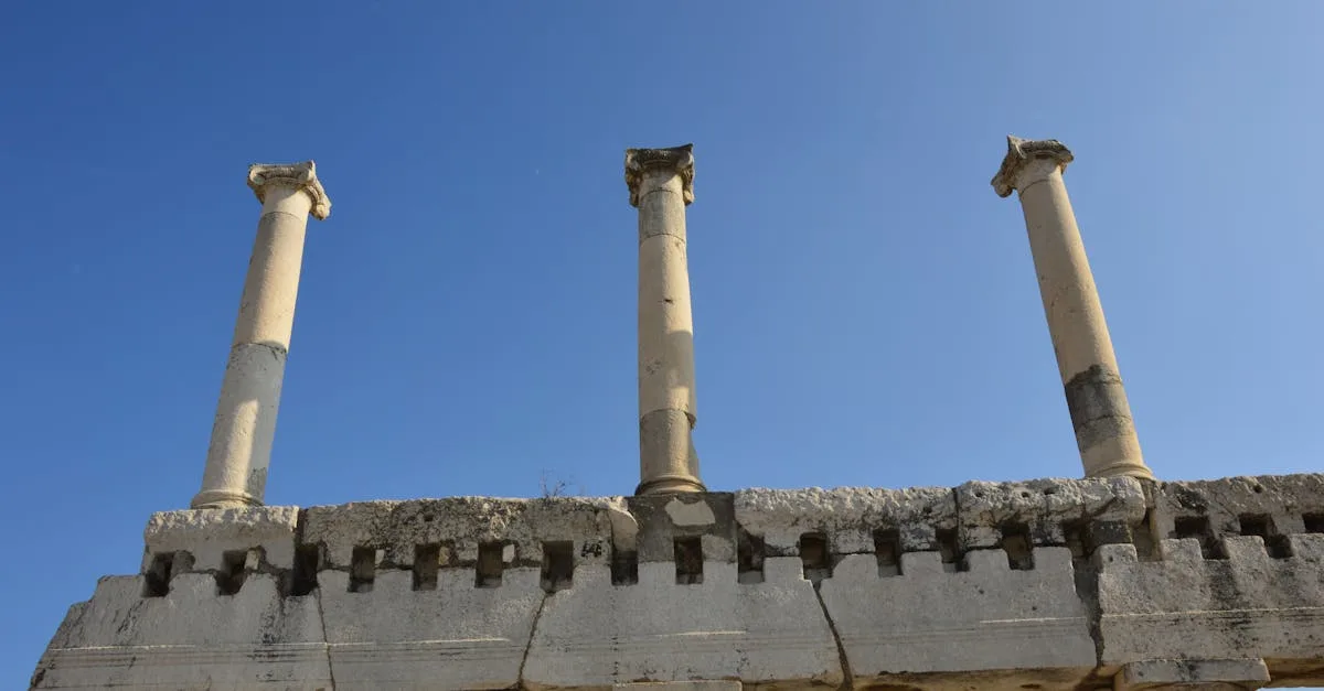 découvrez le stylobate, la base architecturale essentielle qui supporte les colonnes des bâtiments classiques. apprenez son rôle, son histoire et son importance dans l'architecture antique et moderne.