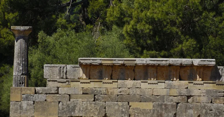 le stylobate est la base ou le socle sur lequel reposent les colonnes dans l'architecture classique, assurant stabilité et harmonie à l'ensemble de la structure.