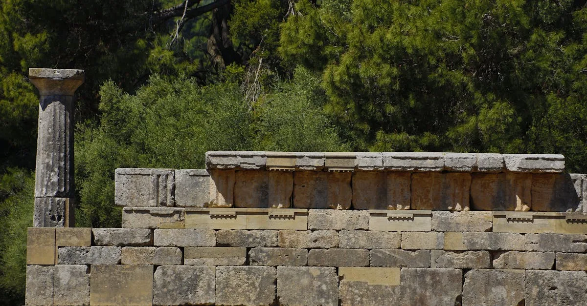 le stylobate est la base ou le socle sur lequel reposent les colonnes dans l'architecture classique, assurant stabilité et harmonie à l'ensemble de la structure.
