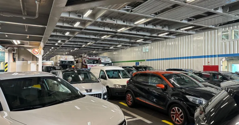 découvrez notre large sélection de véhicules adaptés à tous vos besoins, allant des voitures particulières aux utilitaires, pour une expérience de conduite optimale.