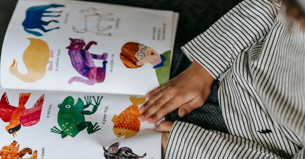 découvrez les premières étapes de l'apprentissage de la lecture et de l'écriture pour favoriser le développement des compétences en littératie dès le plus jeune âge.